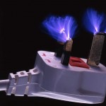 electrical-discharge-in-multiple-sparks-from-prongs-pins-of-uk-electric-mains-plug-3-prong-fuse-carrier-in-base-ajhd